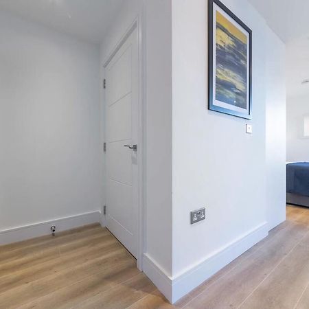 Modern Studio Apartment In 이스트그린스테드 외부 사진