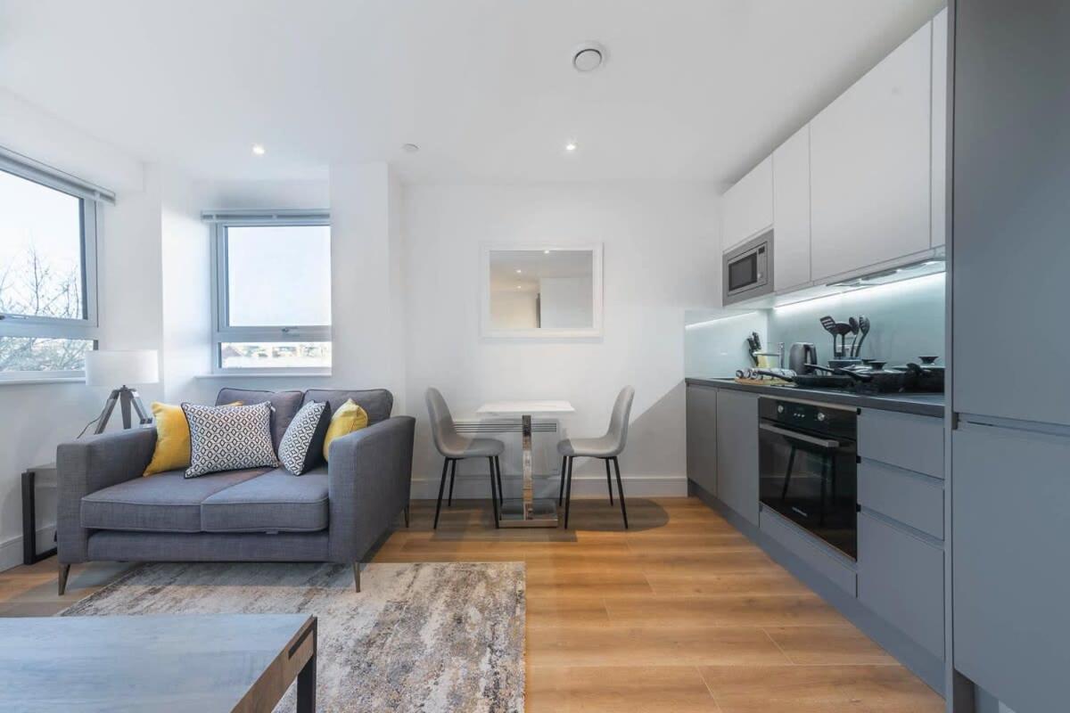 Modern Studio Apartment In 이스트그린스테드 외부 사진