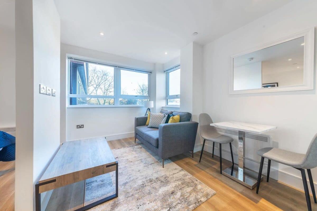 Modern Studio Apartment In 이스트그린스테드 외부 사진