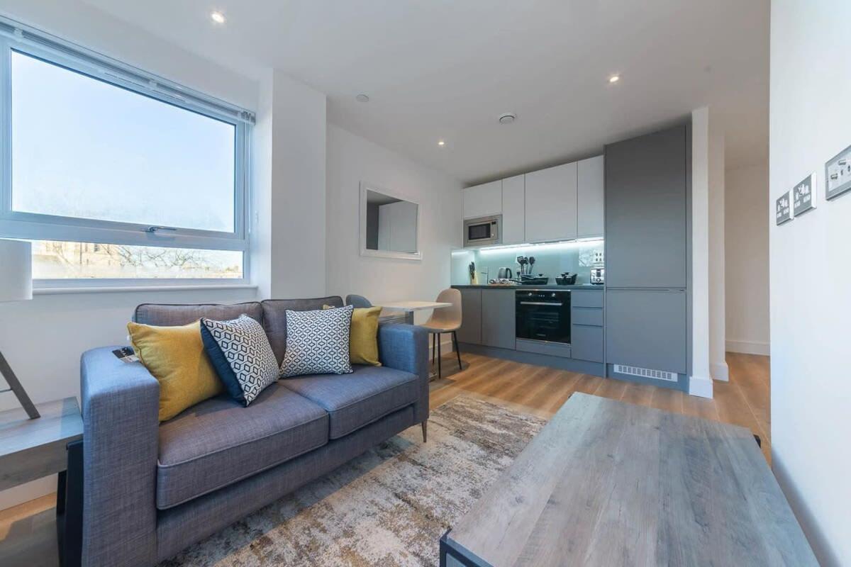 Modern Studio Apartment In 이스트그린스테드 외부 사진